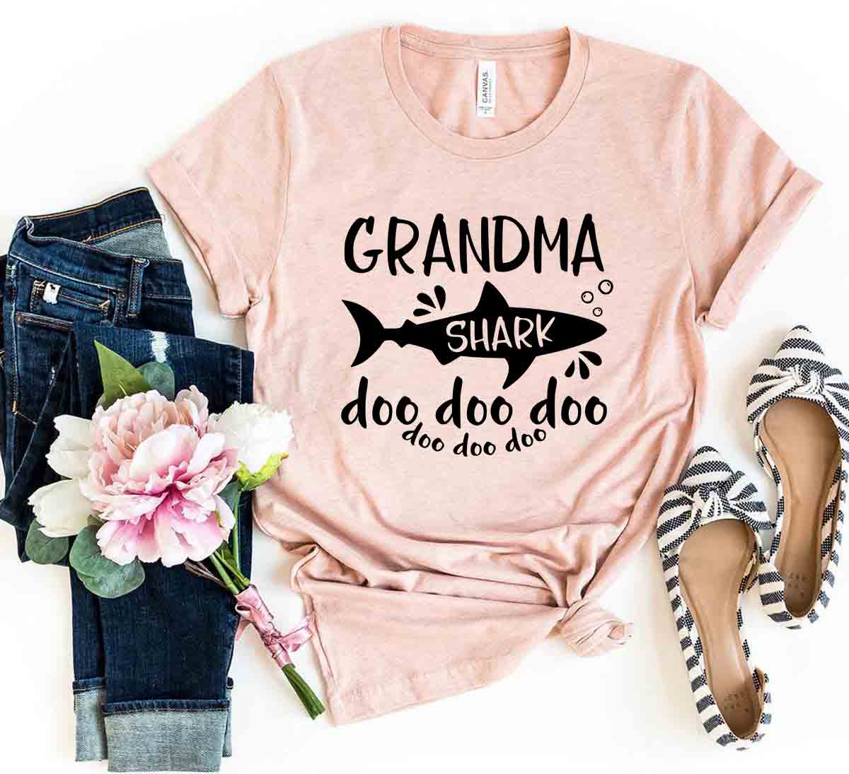 Grandma Shark Doo Doo Doo T-Shirt - Funny Grandma Gift Tee